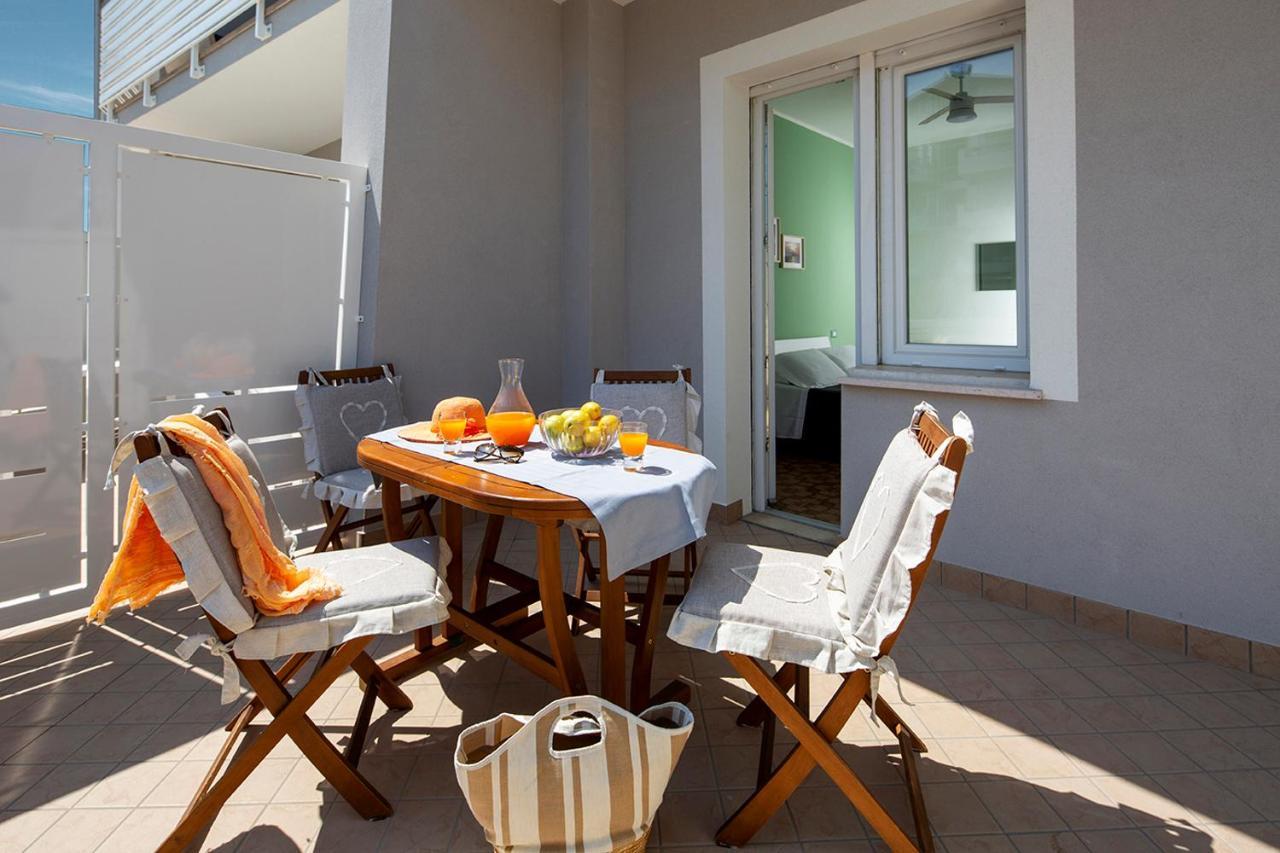 Appartamenti Villa Miramare Rimini Exteriör bild